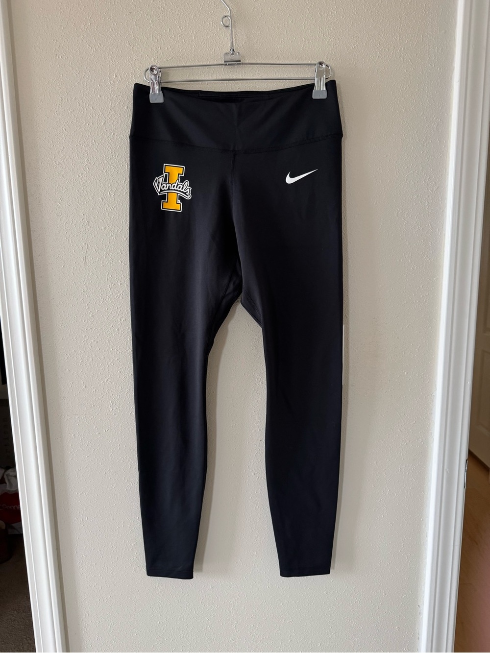 Nike Dri Fit Women's Sz Medium UI Idaho Vandals Black Logo Crop Leggings